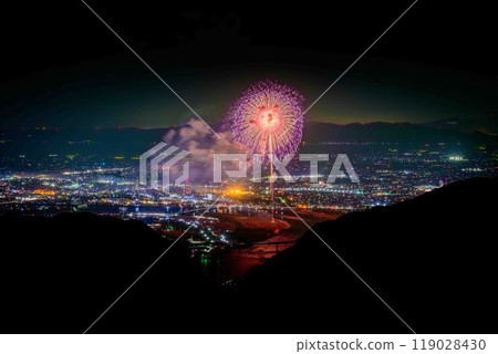 與壯觀的夜空相映襯的城市景觀和夜間煙火“八代全國煙火大會（坂本八龍展望台）”（八代市坂本町） 119028430