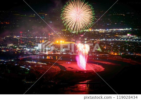 與壯觀的夜空相映襯的城市景觀和夜間煙火“八代全國煙火大會（坂本八龍展望台）”（八代市坂本町） 119028434