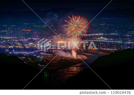 與壯觀的夜空相映襯的城市景觀和夜間煙火“八代全國煙火大會（坂本八龍展望台）”（八代市坂本町） 119028436