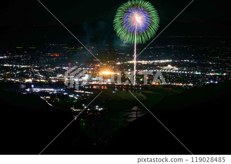 A spectacular cityscape and night fireworks against the night sky at the Yatsushiro National Fireworks Competition (Sakamoto Yatsuryu Astronomical Observatory) (Sakamoto-cho, Yatsushiro City) A spectacular cityscape and night fireworks against the night sky at the Yatsushiro National Fireworks Competition (Sakamoto Yatsuryu Astronomical Observatory) (Sakamoto-cho, Yatsushiro City) 119028485