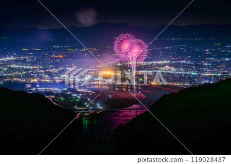 與壯觀的夜空相映襯的城市景觀和夜間煙火“八代全國煙火大會(坂本八龍展望台)”(八代市坂本町) 與壯觀的夜空相映襯的城市景觀和夜間煙火“八代全國煙火大會(坂本八龍展望台)”(八代市坂本町) 119028487