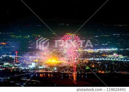 與壯觀的夜空相映襯的城市景觀和夜間煙火“八代全國煙火大會(坂本八龍展望台)”(八代市坂本町) 與壯觀的夜空相映襯的城市景觀和夜間煙火“八代全國煙火大會(坂本八龍展望台)”(八代市坂本町) 119028491