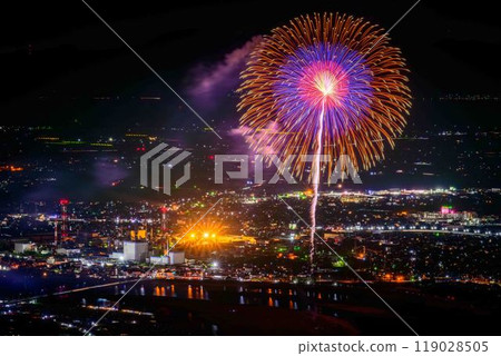 A spectacular cityscape and night fireworks against the night sky at the Yatsushiro National Fireworks Competition (Sakamoto Yatsuryu Astronomical Observatory) (Sakamoto-cho, Yatsushiro City) 119028505