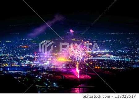 A spectacular cityscape and night fireworks against the night sky at the Yatsushiro National Fireworks Competition (Sakamoto Yatsuryu Astronomical Observatory) (Sakamoto-cho, Yatsushiro City) A spectacular cityscape and night fireworks against the night sky at the Yatsushiro National Fireworks Competition (Sakamoto Yatsuryu Astronomical Observatory) (Sakamoto-cho, Yatsushiro City) 119028517