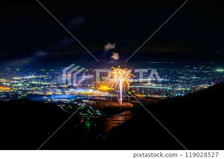 A spectacular cityscape and night fireworks against the night sky at the Yatsushiro National Fireworks Competition (Sakamoto Yatsuryu Astronomical Observatory) (Sakamoto-cho, Yatsushiro City) 119028527