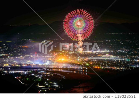 A spectacular cityscape and night fireworks against the night sky at the Yatsushiro National Fireworks Competition (Sakamoto Yatsuryu Astronomical Observatory) (Sakamoto-cho, Yatsushiro City) 119028551