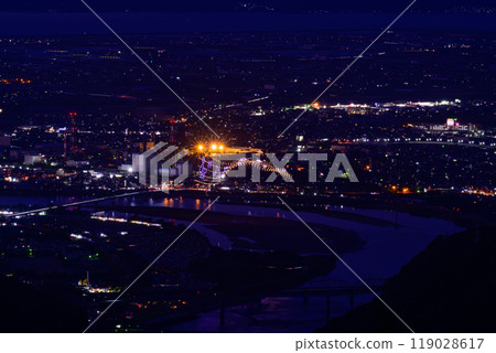 A spectacular cityscape and night fireworks against the night sky at the Yatsushiro National Fireworks Competition (Sakamoto Yatsuryu Astronomical Observatory) (Sakamoto-cho, Yatsushiro City) 119028617