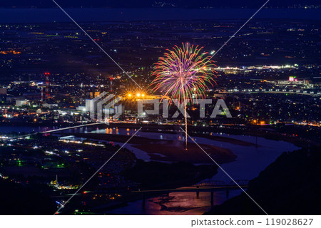 A spectacular cityscape and night fireworks against the night sky at the Yatsushiro National Fireworks Competition (Sakamoto Yatsuryu Astronomical Observatory) (Sakamoto-cho, Yatsushiro City) A spectacular cityscape and night fireworks against the night sky at the Yatsushiro National Fireworks Competition (Sakamoto Yatsuryu Astronomical Observatory) (Sakamoto-cho, Yatsushiro City) 119028627
