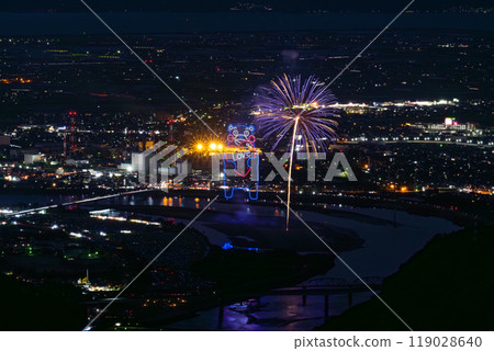與壯觀的夜空相映襯的城市景觀和夜間煙火“八代全國煙火大會（坂本八龍展望台）”（八代市坂本町） 119028640