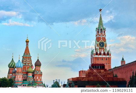 Spasskaya tower of the Moscow Kremlin on the background of blue sky         119029131