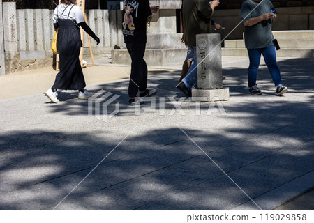 A person performing a 100-step pilgrimage at Ishikiri Kenya Shrine (photographed in September 2024) 119029858