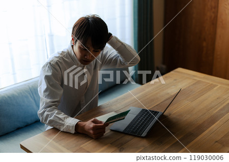 男人看到存摺 119030006