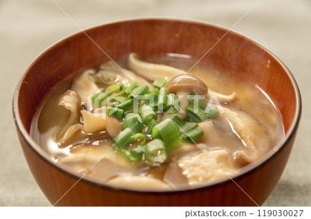 秋天的味道：蘑菇味噌湯 119030027