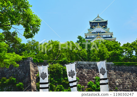 Osaka Castle and a family crest fluttering in the wind Osaka Castle and a family crest fluttering in the wind 119030247