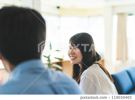 Man and woman conversation 119030405