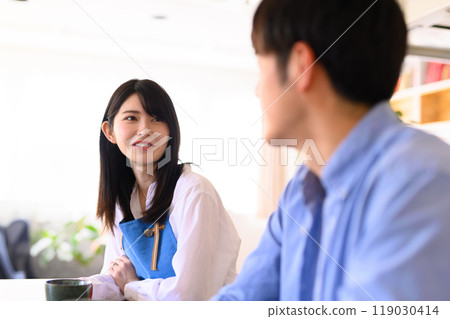 Man and woman conversation 119030414