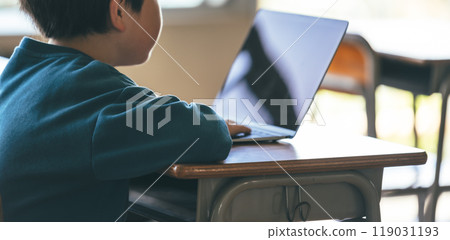 Children learning to use a computer 119031193