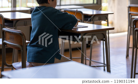 小學生和教室 119031194