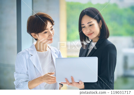 女醫生和女商人在醫院會議 女醫生和女商人在醫院會議 119031717