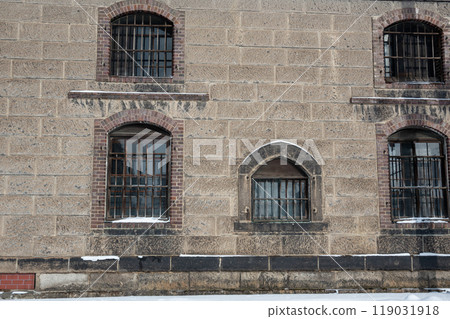 街區倉庫外牆上的窗戶 街區倉庫外牆上的窗戶 119031918