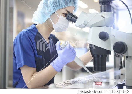 在培養室中使用顯微鏡的胚胎培養器 在培養室中使用顯微鏡的胚胎培養器 119031990