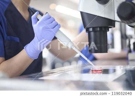 在培養室中使用顯微鏡的胚胎培養器 在培養室中使用顯微鏡的胚胎培養器 119032040