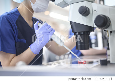 在培養室中使用顯微鏡的胚胎培養器 在培養室中使用顯微鏡的胚胎培養器 119032041