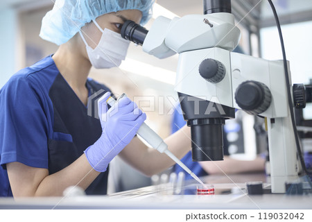 在培養室中使用顯微鏡的胚胎培養器 在培養室中使用顯微鏡的胚胎培養器 119032042