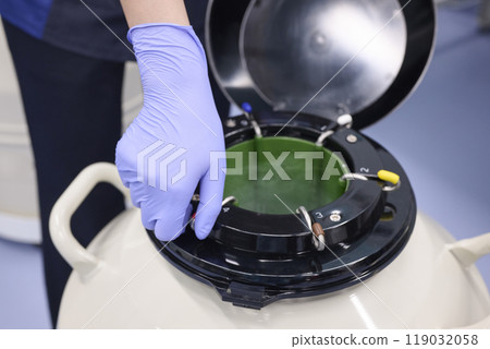 由實驗人員管理液態氮罐中的樣品 119032058