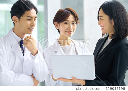 一名白大褂的醫生和一名穿著西裝的MR女人在醫院排隊 119032196