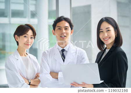 A doctor in a white coat and an MR woman in a suit lined up at a hospital 119032198