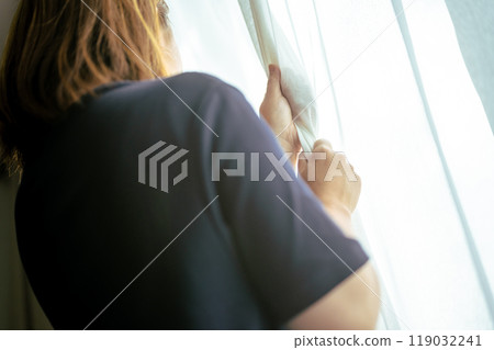 窗邊的女人 119032241