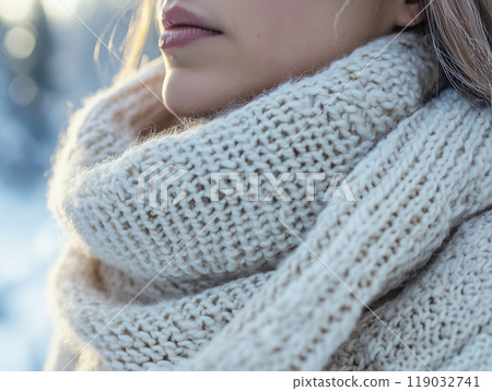 A woman with a muffler 119032741