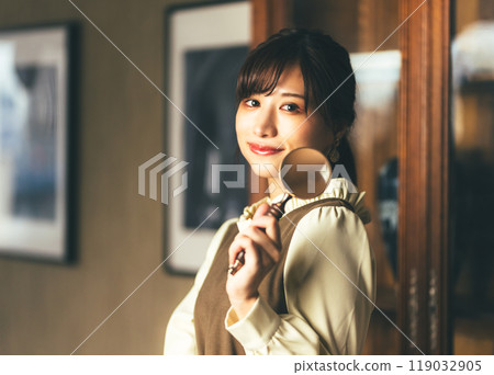 Magnifying glass and women Magnifying glass and women 119032905
