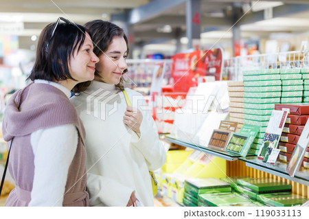 外國遊客享受購物樂趣 119033113