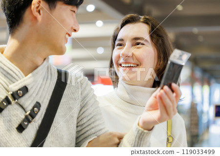 享受購物的年輕夫婦 119033499