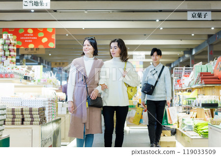 Foreign tourists enjoying shopping Foreign tourists enjoying shopping 119033509