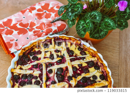 berry open pie in baking pan berry open pie in baking pan 119033815