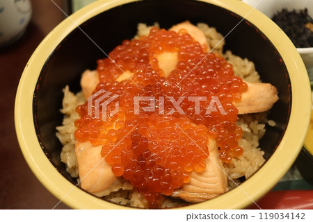 Sparkling salmon roe rice 119034142