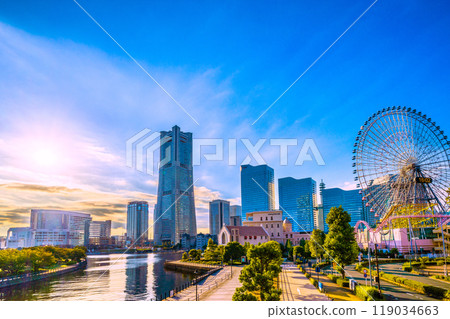 日本橫濱城市景觀，俯瞰橫濱地標塔和港未來 119034663