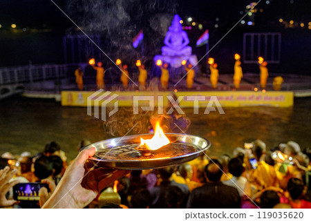 Aarti performed during Diwali, one of the traditional Indian festivals 119035620