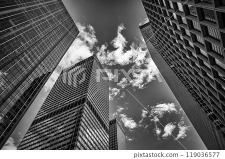 Bottom view of skyscrapers in Manhattan, New York, USA 119036577