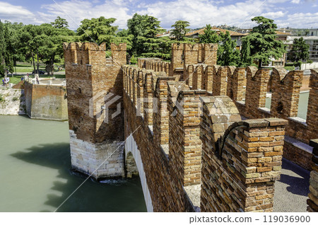 Castelvecchio Bridge, aka Scaliger Bridge in Verona, Italy 119036900