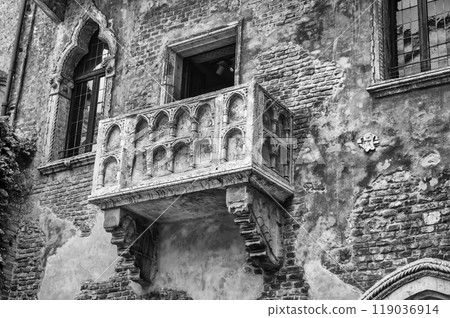 The famous balcony of Romeo and Juliet in Verona, Italy 119036914
