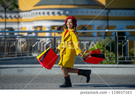 teen girl walk with shopping bag. autumn shopping. teen girl hold shopping bag in autumn. autumn sale and discount. teen girl in the city 119037163
