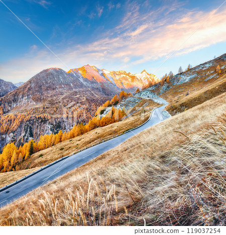 Picturesque autumn landscape at Grossglockner High Alpine Road with Grossglockner mountaine Picturesque autumn landscape at Grossglockner High Alpine Road with Grossglockner mountaine 119037254
