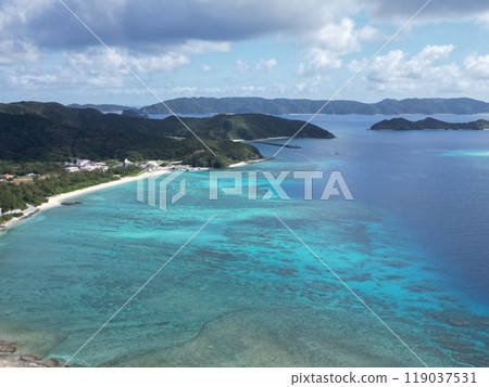 從沖繩縣座間味島上濱展望台鳥瞰海岸線 從沖繩縣座間味島上濱展望台鳥瞰海岸線 119037531
