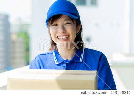 快遞女司機送行李 119038815