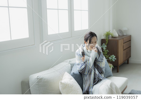 冬天客廳裡的女人 119039357