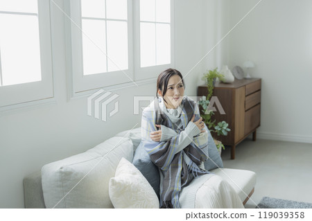 冬天客廳裡的女人 119039358